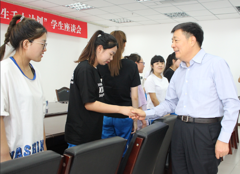 大学生座谈会1.png